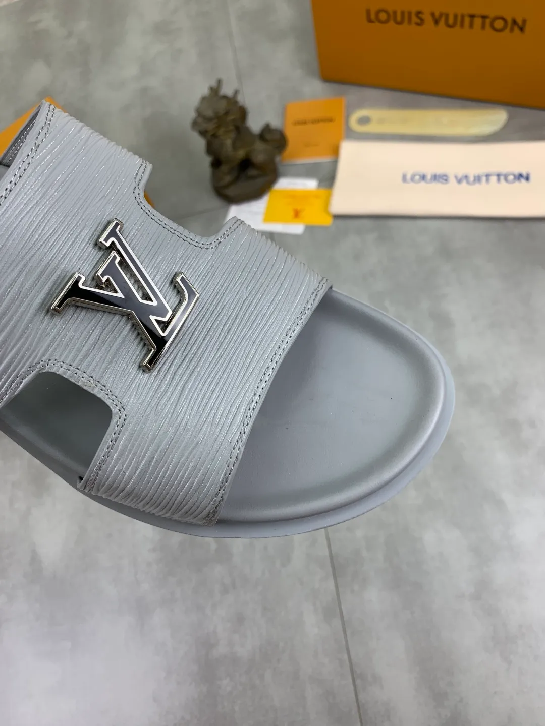 Men's shoes 💰P300💰【New style】🆘 Original quality 【LOUIS VUITTON】The popular Louis Vuitton LV men's slippers on the official website are on sale simultaneously! Original fabric imported from Italy, original factory special supply, code number: 38-44 (45 customized), many colors available